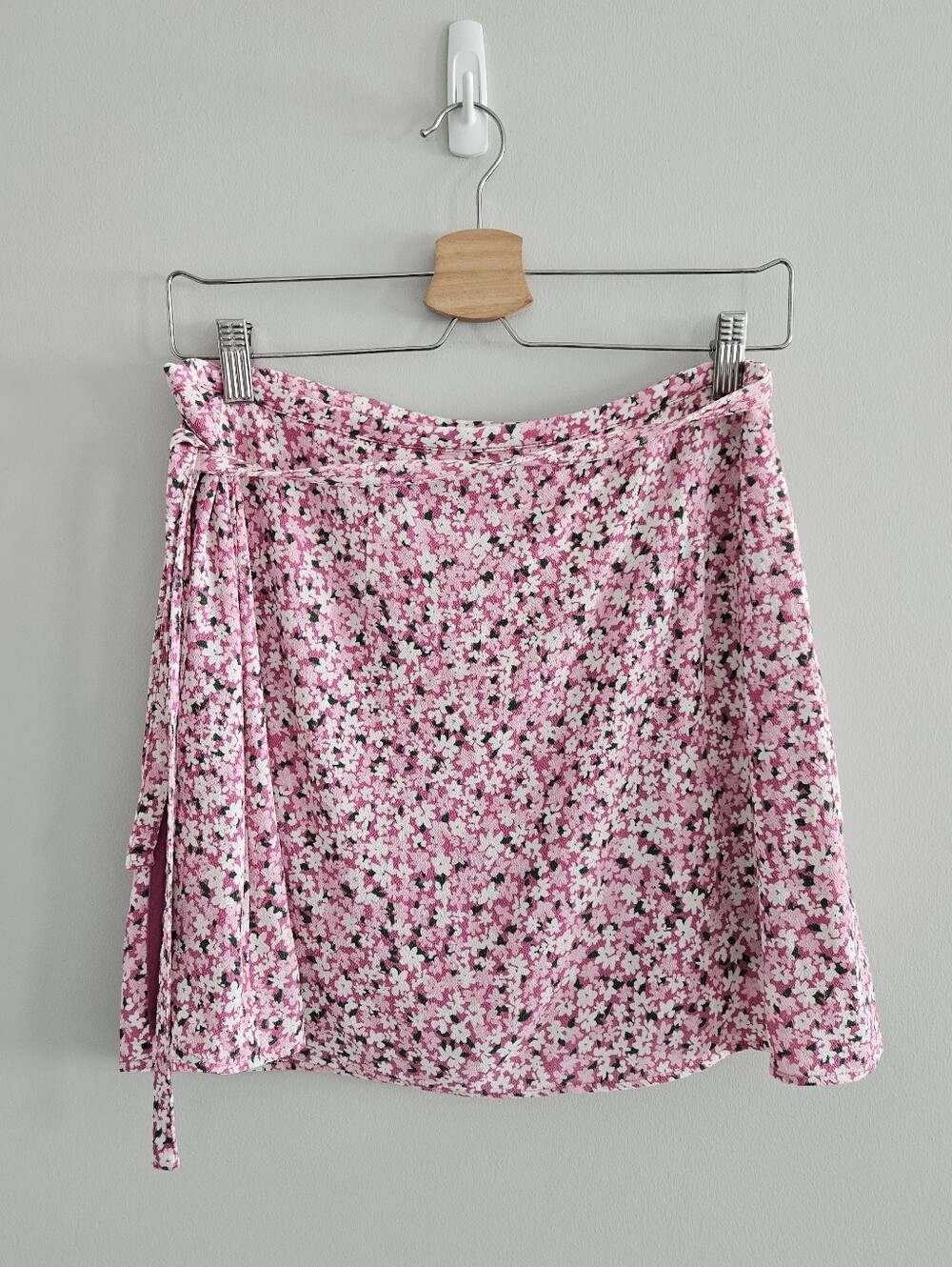 Aritzia Sunday Best Dawson Wrap Mini Skirt Pink Ditsy Floral Medium Cottagecore - Picture 3 of 8
